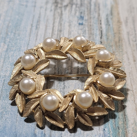 Vintage AVON Pearl Wreath Brooch. - Picture 6 of 6